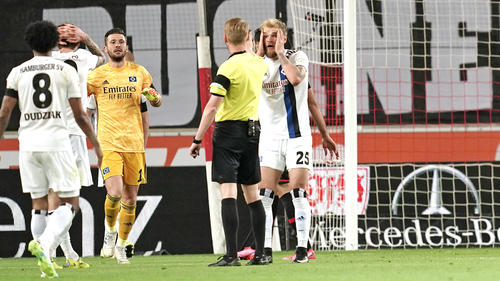 Timo Letschert kann den Elfmeterpfiff nicht fassen