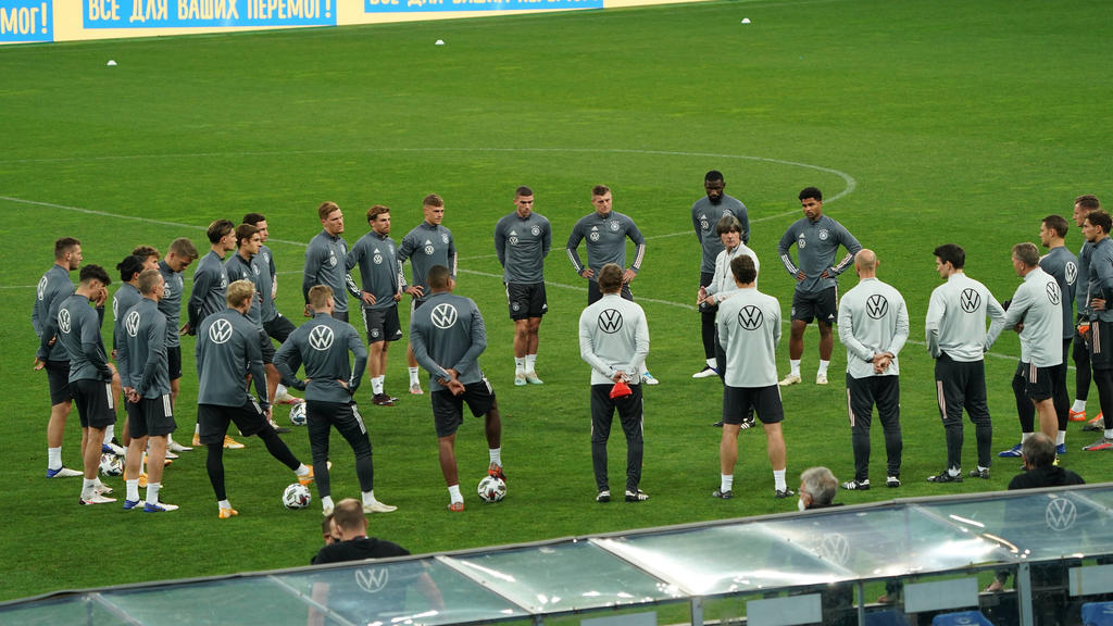 Joachim Löw inmitten der 23 DFB-Auswahlspieler