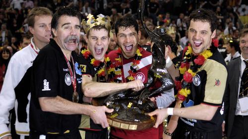 Bundestrainer Heiner Brand (l.) führte die deutsche Handball-Nationalmannschaft 2007 zum Weltmeistertitel