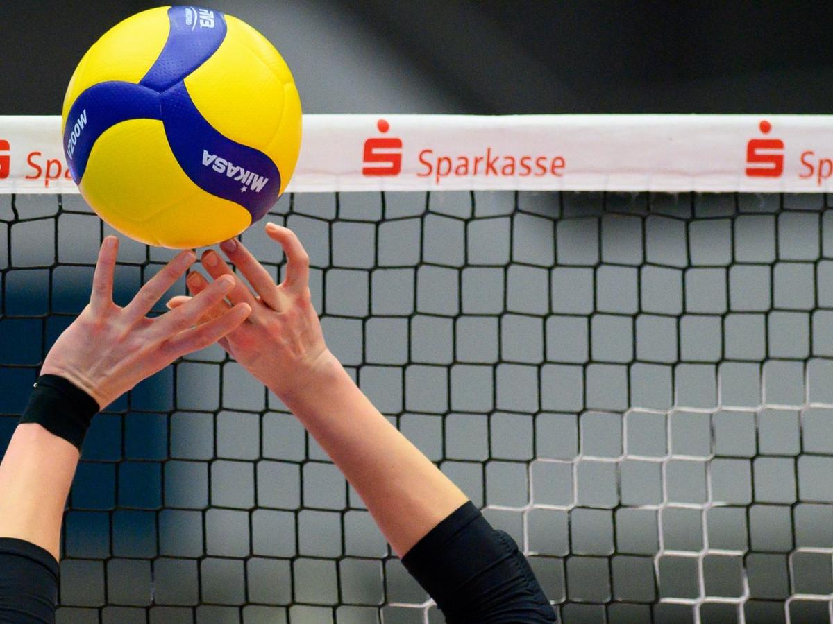 Die Volleyballerinnen der Allianz MTV Stuttgart und des SC Potdam tragen das Finale um die Deutsche Meisterschaft aus
