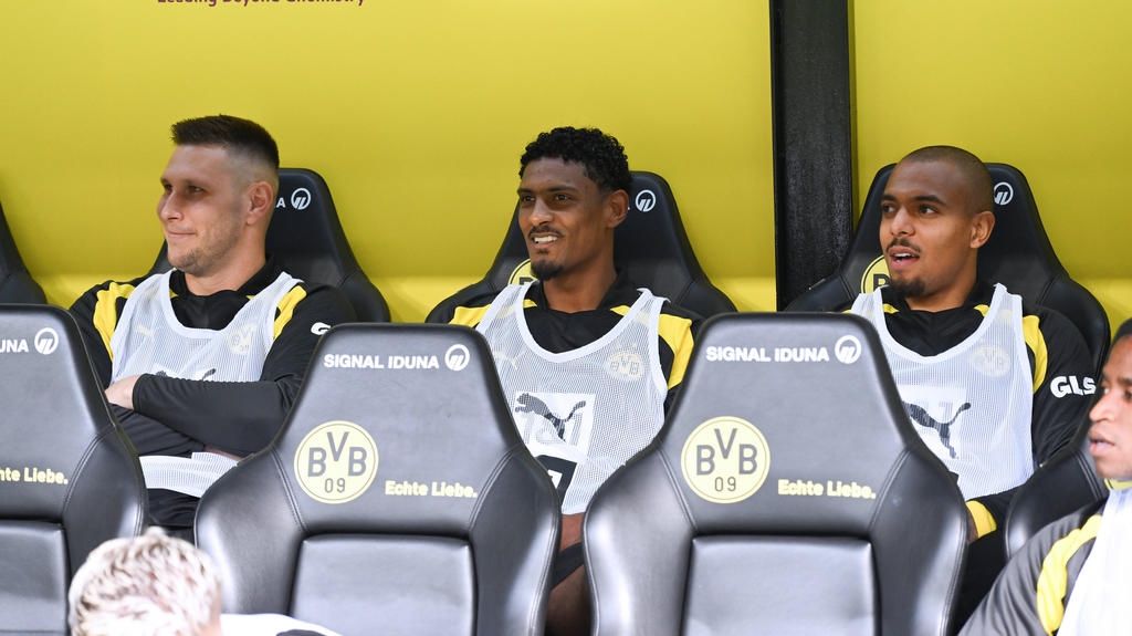 Donyell Malen (r.) wird wohl nicht vom BVB zum FC Bayern wechseln Donyell Malen (r.) wird wohl nicht vom BVB zum FC Bayern wechseln