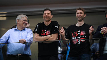Ein Quartett um Trainer Xabi Alonso (M.) verzichtet auf die Ehrenbürgerwürde der Stadt Leverkusen