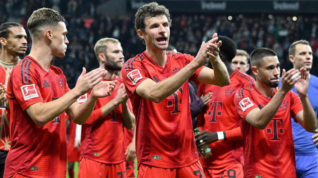 Thomas Müller (M.) sieht den FC Bayern trotz des enttäuschenden 3:3 in Frankfurt auf einem guten Weg