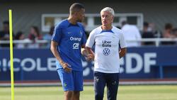 Frankreichs Coach Didier Deschamps (r.) verzichtet zurzeit auf Kylian Mbappé