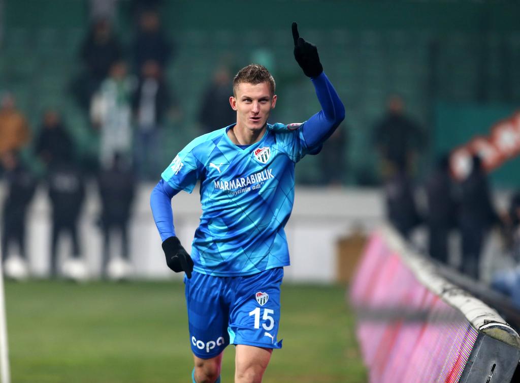 Tomáš Necid kan voor de vierde keer juichen in de Turkse beker. De spits van Bursaspor scoort tegen Eskişehirspor zijn vierde van het bekerseizoen. (24-12-2015)