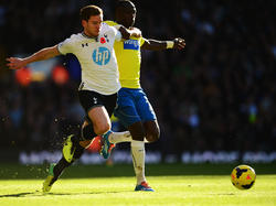Jan Vertonghen (l.) in duel met Moussa Sissoko (r.) tijdens Tottenham Hotspur - Newcastle United. (10-11-2013)