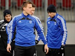 Niklas Moisander inspecteert het veld voor aanvang van de oefeninterland Oostenrijk - Finland. (29-02-2012)