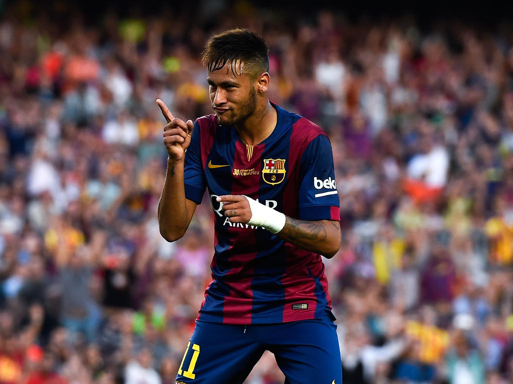 Neymar freut sich über seine drei Treffer gegen Granada