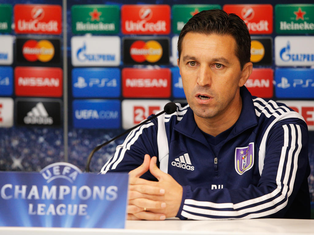 RSC Anderlecht-trainer Besnik Hasi beantwoord de vragen van de media tijdens een persconferentie. (21-10-2014)