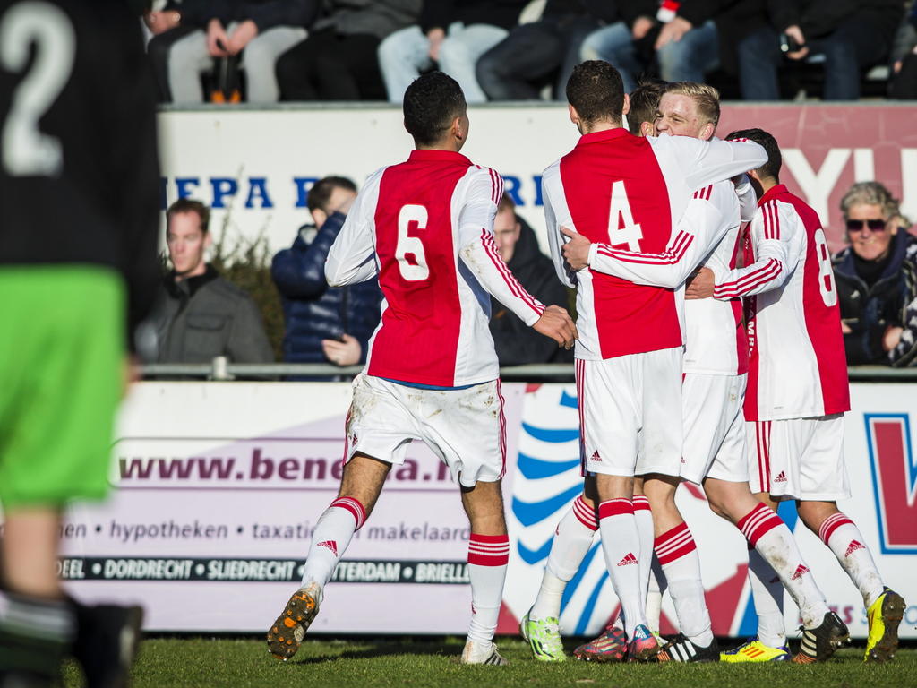 De spelers van Ajax A1 kunnen juichen na de 0-1 van Donny van de Beek. De blonde middenvelder schiet zijn ploeg in Rotterdam op voorsprong tegen Feyenoord A1. (17-01-2015)