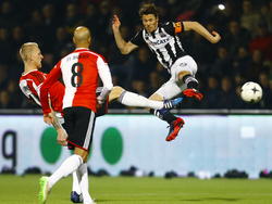 Heracles Almelo speler Mark-Jan Fledderus (r.) in een ogenschijnlijk gevaarlijk duel verwikkeld met Feyenoord spelers Lex Immers (l.) en Feyenoord speler Karim El Ahmadi (m.). (14-02-2015)