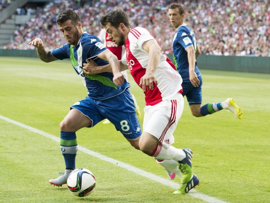 In zijn eerste (oefen)wedstrijd voor Ajax komt Amin Younes (r.) voorbij Vierinha van VfL Wolfsburg. (17-07-2015)