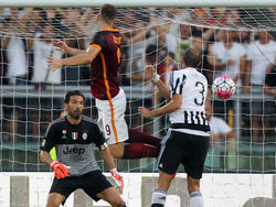 Edin Džeko (ctr. ) cabecea a las redes ante la mirada de Buffon (izq.) y Giorgio Chiellini. (Foto: Getty)