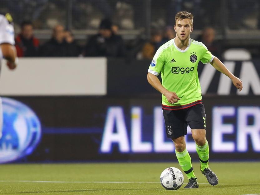 Joël Veltman krijgt alle tijd van Heracles om met een goede oplossing te komen. De Ajax-verdediger dribbelt het middenveld in met de bal aan zijn voet. (17-10-2015)