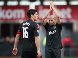 Gabri (r.) bedankt na de winst in Alkmaar het meegereisde publiek van Ajax. Luis Suárez rust nog uit, hij scoorde twee keer in de met 2-4 gewonnen wedstrijd. (25-10-2009)