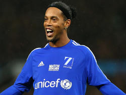 El mítico Ronaldinho podría volver a postergar su retirada. (Foto: Getty)