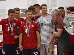 Thomas Müller (l.) war nach der erneuten Meisterschaft zu Scherzen aufgelegt