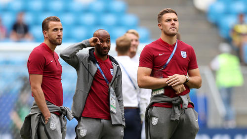 Die Three Lions werfen einen ersten Blick ins Stadion.