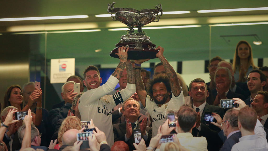 Ramos y Marcelo levantan el Trofeo Bernabéu. (Foto: Getty)