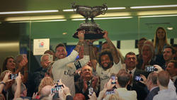Ramos y Marcelo levantan el Trofeo Bernabéu. (Foto: Getty)