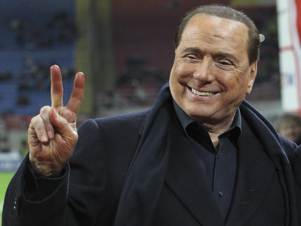 Silvio Berlusconi hace el gesto de la victoria. (Foto: Getty)