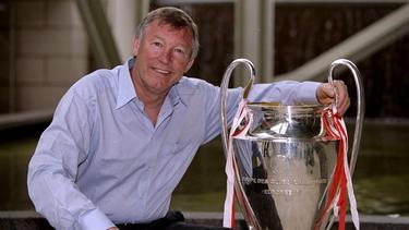 Holte die CL-Trophäe 1999 gegen den FC Bayern: Sir Alex Ferguson