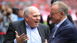 Uli Hoeneß und Karl-Heinz Rummenigge (r.) vom FC Bayern stehen für Manuel Neuer