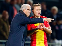 Trainer Hans de Koning (l.) en Xandro Schenk (r.) voeren overleg tijdens Go Ahead Eagles - Excelsior. (01-10-2016)