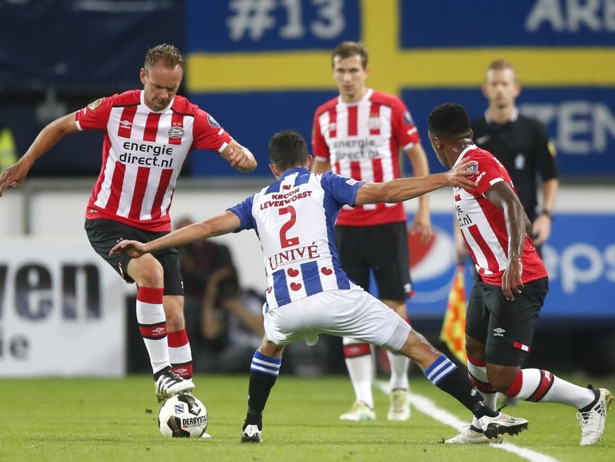 Stefano Marzo (m.) moet zich tijdens sc Heerenveen - PSV bezighouden met zowel Siem de Jong (l.) als Steven Bergwijn (r.). (01-10-2016) Stefano Marzo (m.) moet zich tijdens sc Heerenveen - PSV bezighouden met zowel Siem de Jong (l.) als Steven Bergwijn (r.). (01-10-2016)