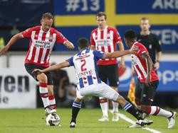 Stefano Marzo (m.) moet zich tijdens sc Heerenveen - PSV bezighouden met zowel Siem de Jong (l.) als Steven Bergwijn (r.). (01-10-2016)