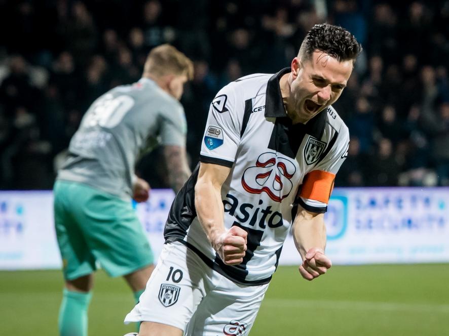 Thomas Bruns schreeuwt het uit als hij de belangrijke 2-0 tegen Excelsior maakt. De aanvoerder scoort zijn eerste Eredivisie-treffer in het huidige seizoen. (18-02-2017)