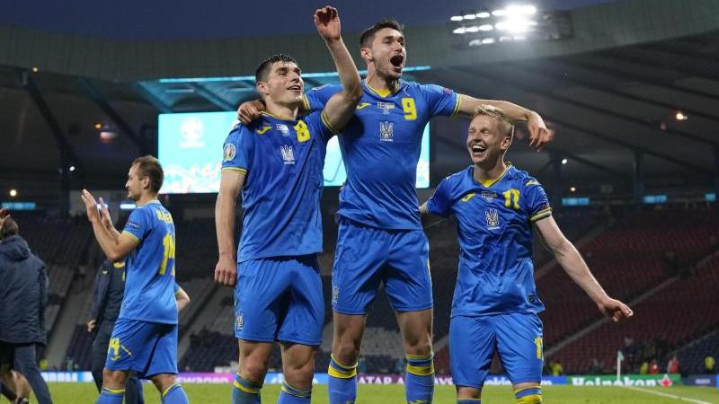 Ukraines Spieler feiern nach dem Spiel den Sieg