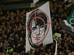 Hannover-Fans halten ein Fadenkreuz-Plakat mit dem Gesicht des Film-Zauberers Harry Potter hoch