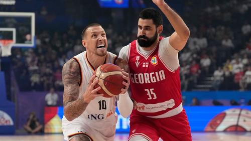 NBA-Profi Daniel Theis (links) gehört zu den Leistungsträgern im DBB-Coach