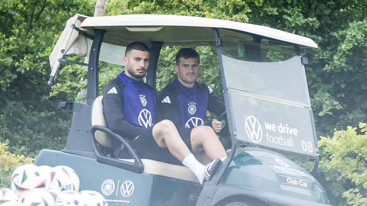 Deniz Undav (l.) và Pascal Groß cùng với đội DFB