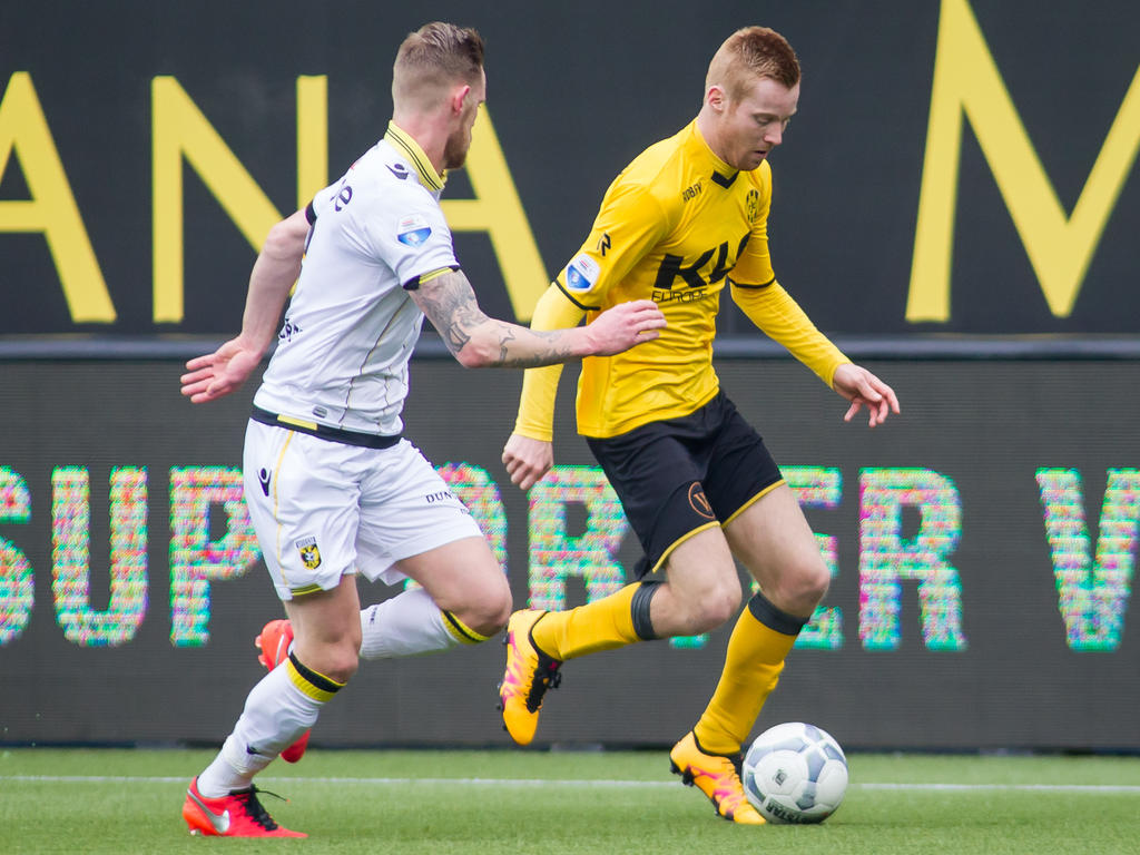 Maikel van der Werff (l.) dwingt Mike van Duinen (r.) tijdens de wedstrijd Roda JC - Vitesse richting de zijlijn. (06-03-2016)
