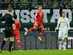 Luftsprung zum Auftakt: Mario Götze bejubelt den ersten Treffer der Rückrunde