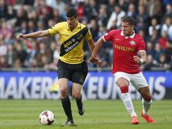 Stipe Perica (l.) probeert Jeffrey Bruma (r.) van zich af te houden tijdens PSV Eindhoven - NAC Breda. (3-5-2014)