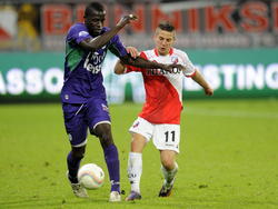 Gibril Sankoh (l.) gaat een stevig duel aan met Dries Mertens tijdens FC Utrecht - FC Groningen. De wedstrijd wordt afgewerkt in de eerste ronde van de play-offs voor de Europa League. (06-05-2010)