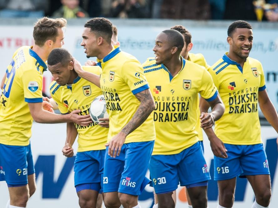 SC Cambuur juicht nadat Furdjel Narsingh zijn ploeg gelijk heeft gebracht in het duel met ADO Den Haag. (25-10-2015)