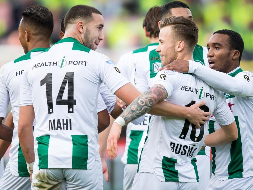 FC Groningen-middenvelder Albert Rusnák wordt gefeliciteerd door Mimoun Mahi en andere teamgenoten, nadat hij FC Groningen op voorsprong heeft gebracht tegen NEC. (25-10-2015)