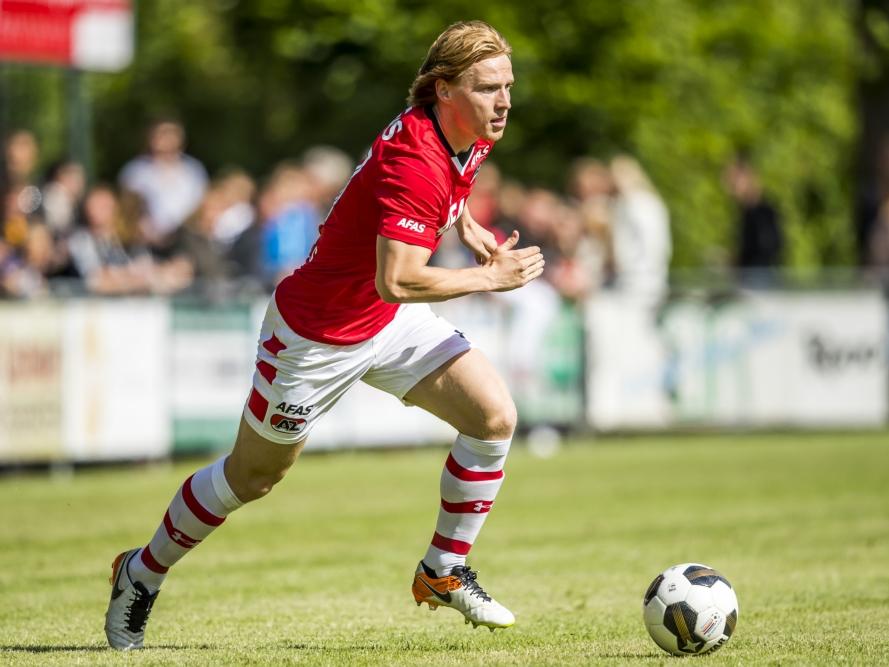 Guus Hupperts aan de bal tijdens de oefenwedstrijd van AZ Alkmaar in de voorbereiding tegen SVW. (02-07-2016)