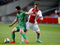 PEC Zwolle-aanvaller Anass Achahbar probeert Ajax-verdediger Joël Veltman achter zich te houden. (24-09-2016)