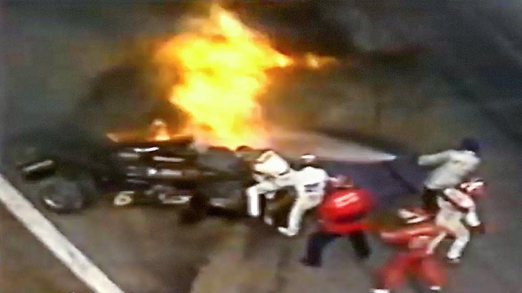 Dramatische Szenen: James Hunt zieht Ronnie Peterson aus seinem brennenden Lotus