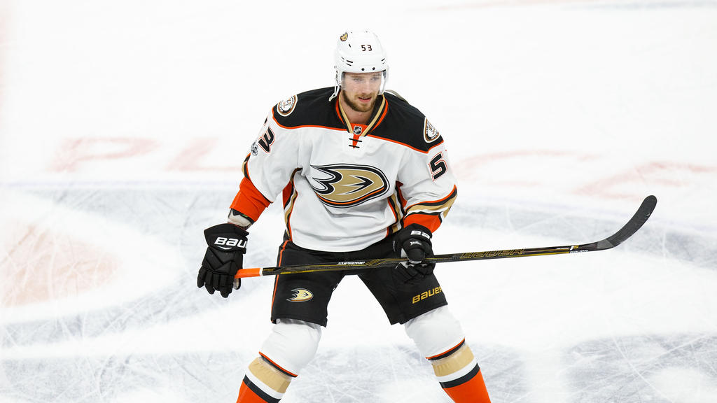 Korbinian Holzer steht bei den Anaheim Ducks unter Vertrag Korbinian Holzer steht bei den Anaheim Ducks unter Vertrag