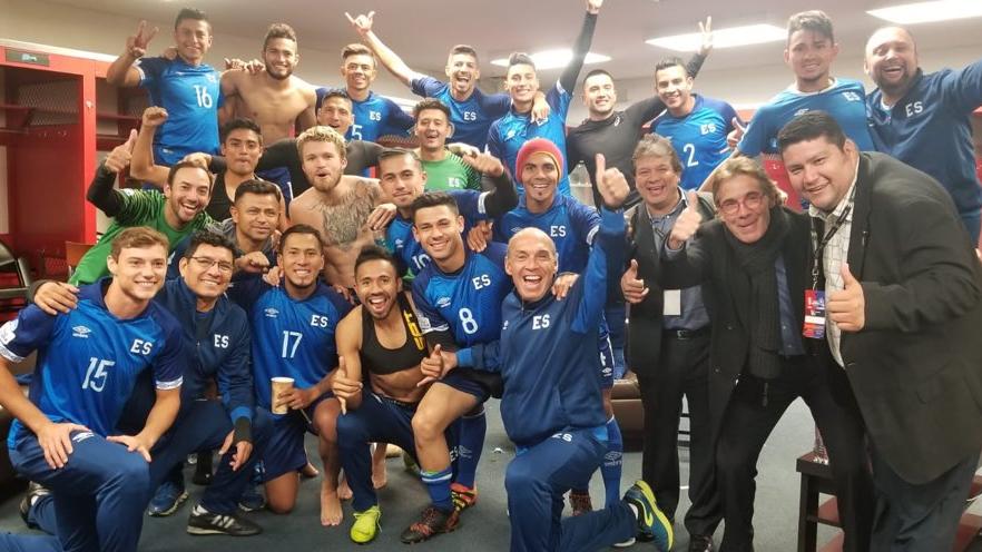 Los jugadores de El Salvador celebran el triunfo tras el partido. (Foto: twitter.com/JuanBarahona96)