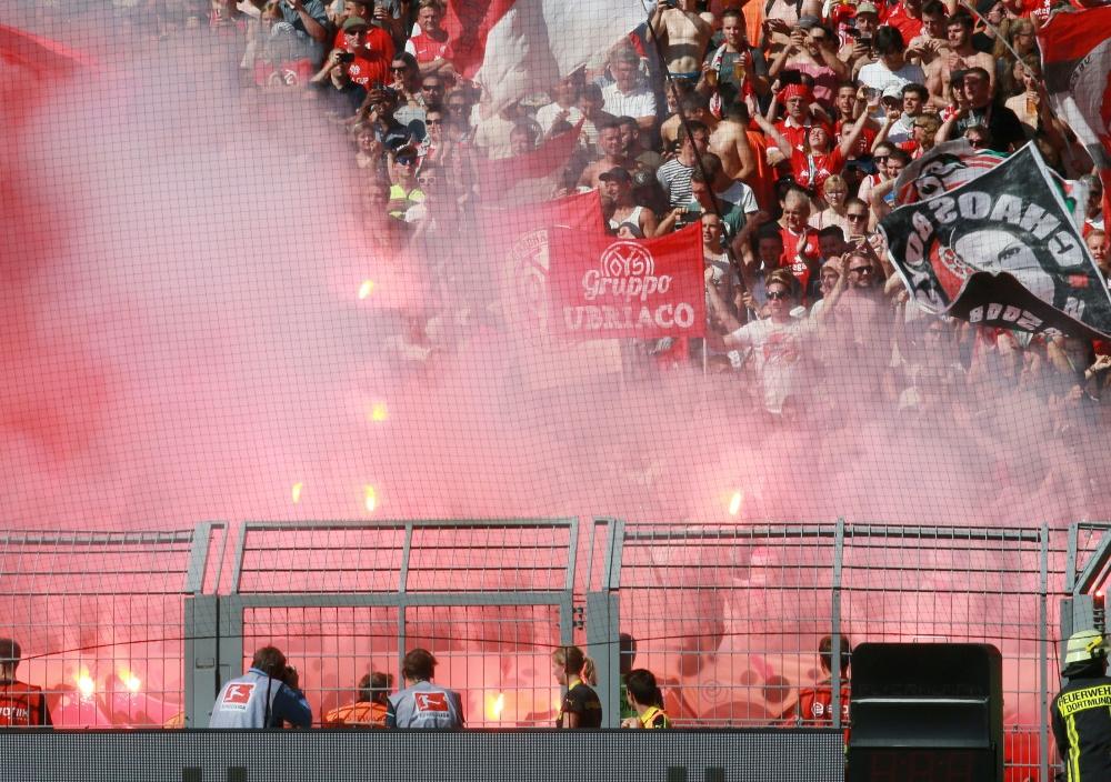 Fans von Mainz 05 zündeten in Hannover Pyrotechnik Fans von Mainz 05 zündeten in Hannover Pyrotechnik