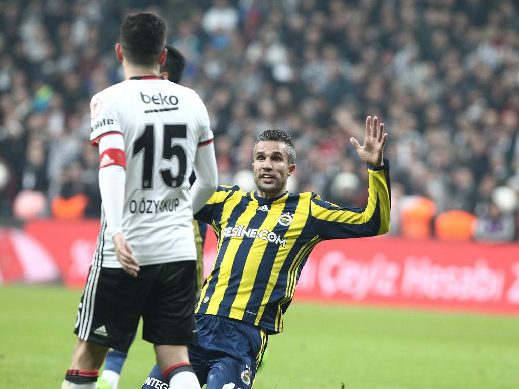 Robin van Persie (r.) juicht voor de neus van Oğuzhan Özyakup (l.) tijdens het bekerduel Beşiktaş - Fenerbahçe (05-02-2017).