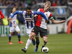 Dirk Kuyt (r.) verricht ook verdedigend werk en zorgt ervoor dat Reza Ghoochannejhad (l.) de bal niet krijgt tijdens sc Heerenveen - Feyenoord. (19-03-2017)