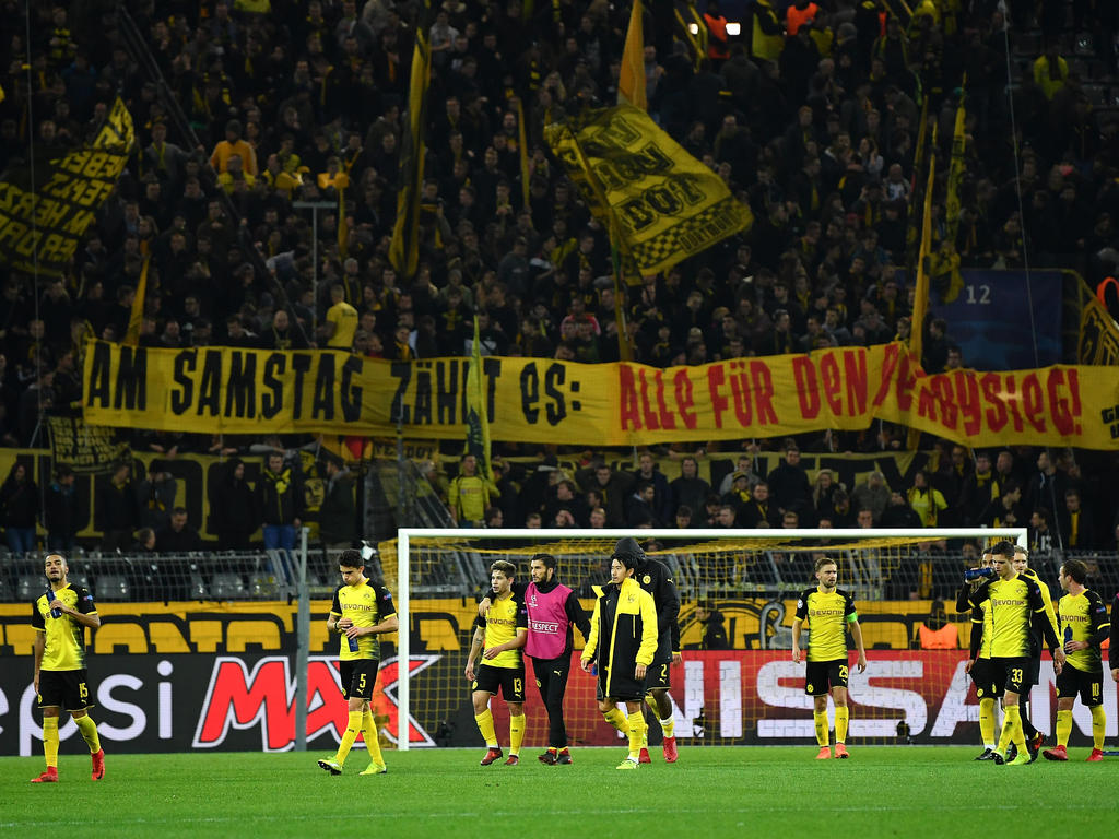 Die Fans von Borussia Dortmund fordern den Derbysieg gegen Schalke 04